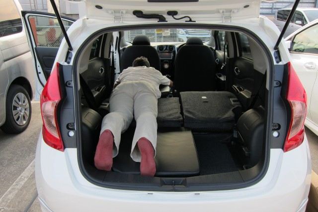 すて るび夫のフォトギャラリー 新型ノートがあまりに広いので ひょっとして車中泊ができるんじゃないかと思って試してみた 日産 ノート みんカラ