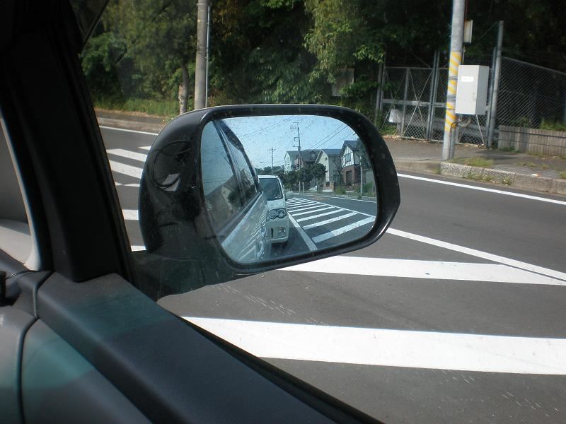 後ろの車が右に寄っている1