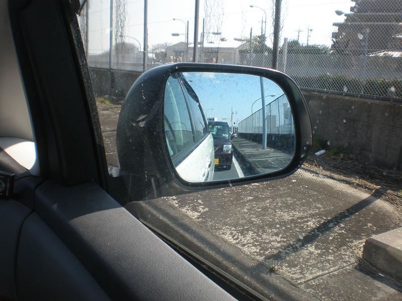 後ろの車が右に寄っている3