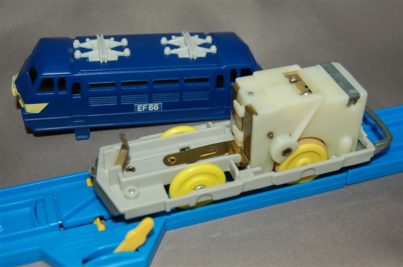 プラレール おうふくEF66電気機関車 旧動力|覆面えるのブログ プラレール おうふくEF66電気機関車 旧動力|覆面えるのブログ