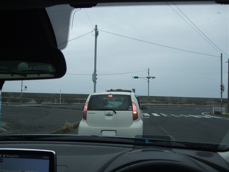 CX-3はこちら。<br / />
ルーフの端がちょっぴり見えるでしょ。<br />
これだけムードが違うんですよ。