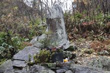 十三士の碑〔江馬家家臣十三士之碑〕（高山市・旧国府町） 飛騨の関ヶ原といわれる八日町の戦いの激しさを物語る十三士の碑