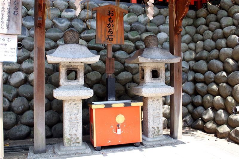 おもかる石（伏見稲荷大社）