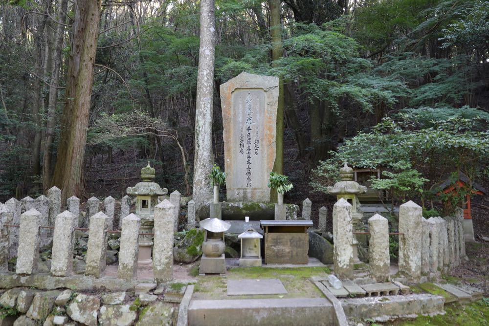 お局塚（南あわじ市・旧西淡町）