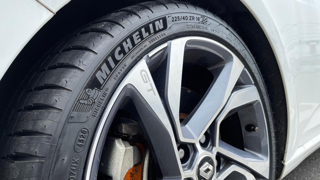 MICHELIN PILOT SPORT 4 225/40ZR18 (再レビュー)のパーツレビュー メガーヌ スポーツツアラー(雪風07) みんカラ