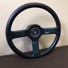 Z5 ブラックレザー NARDI(ナルディ)のステアリングの口コミ