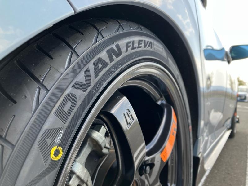 【U字】ADVAN FLEVA 235/40R18 23年製 YOKOHAMA ADVAN FLEVA V701 235/40R18 95W XL - オートウェイ