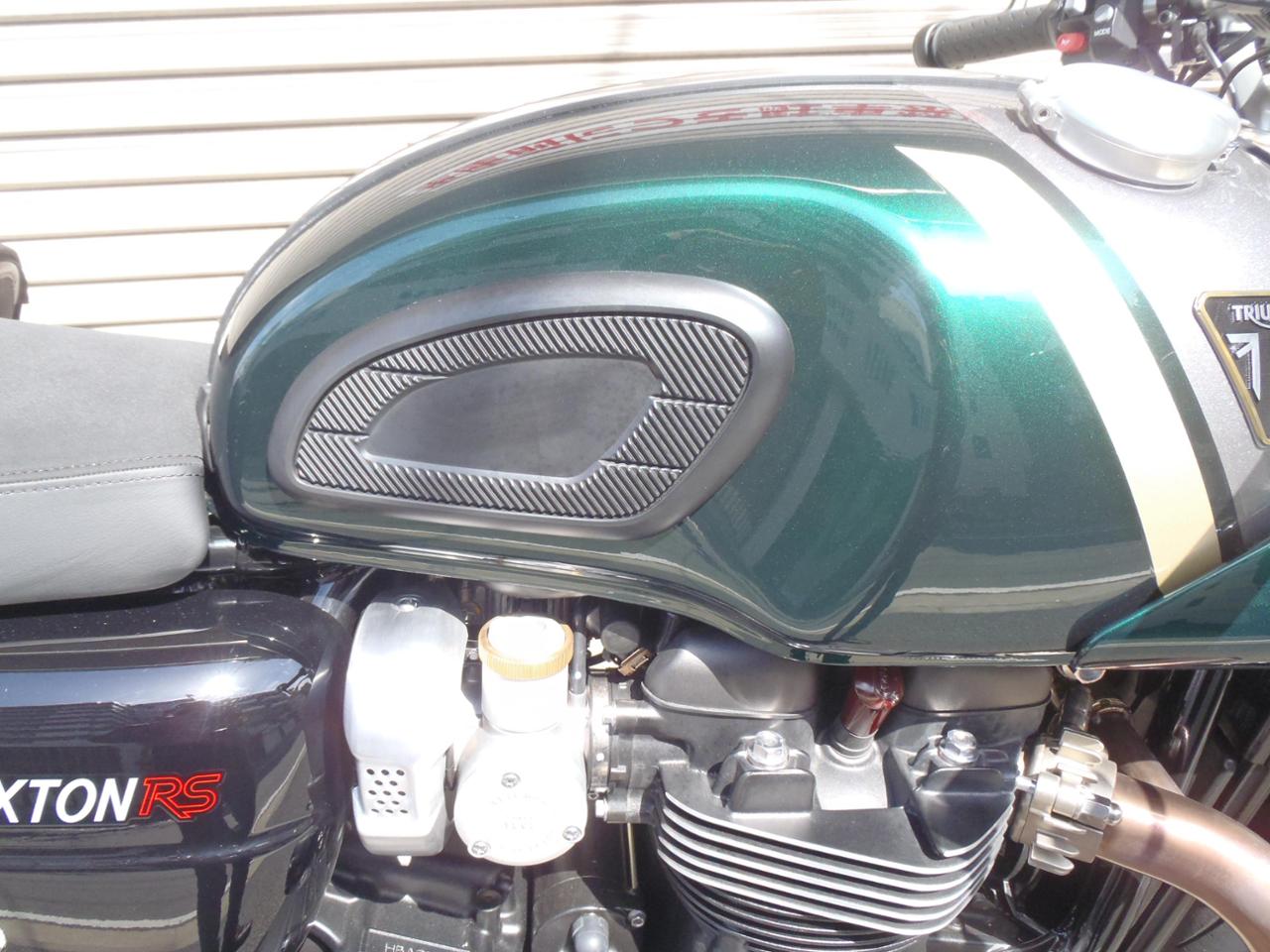 トライアンフ スラクストン1200RS にる タンクベルト 純正オプション