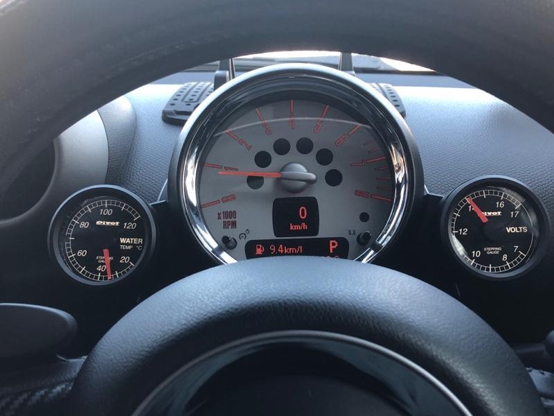 ピボット、先代MINI（R56）の自然吸気エンジン搭載車用メーター