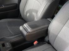 TOYOTA純正 ルーミーM900A用 BOX付大型アームレスト 本革風