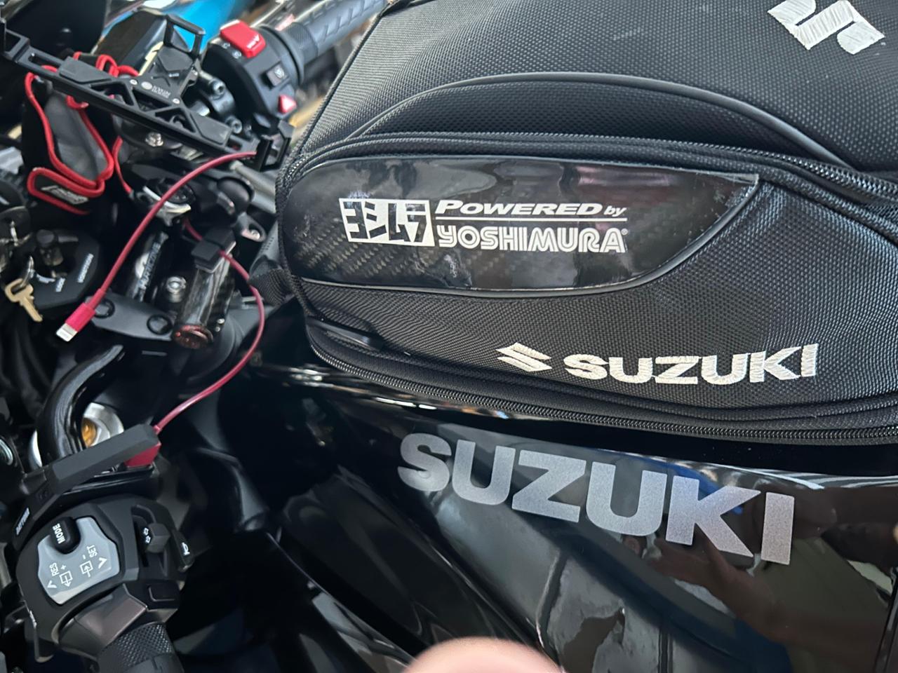 スズキ GSX1300Rハヤブサ タンク 黒/赤 純正 中古 バイク 部品
