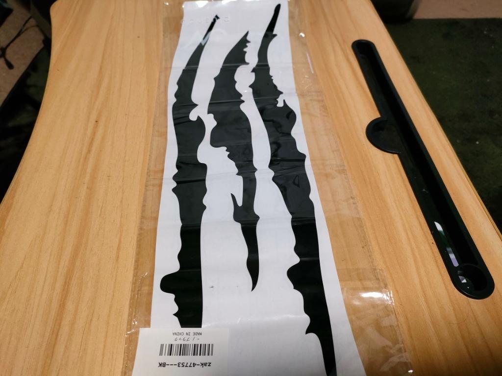 プラスナオ 爪痕カーステッカー