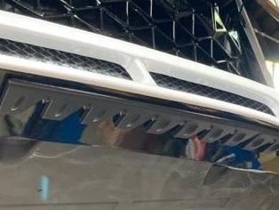 不明 フロントスポイラーアンダープロテクター