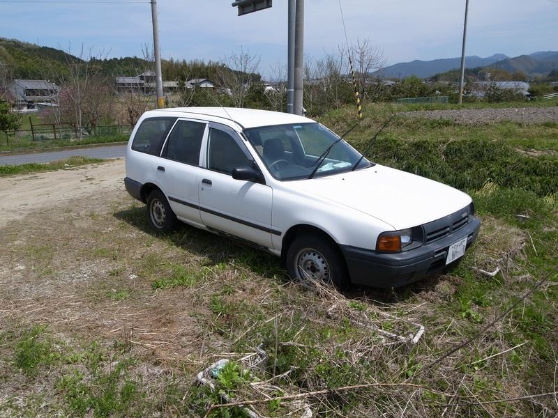 白い変入さんのファミリアバン
