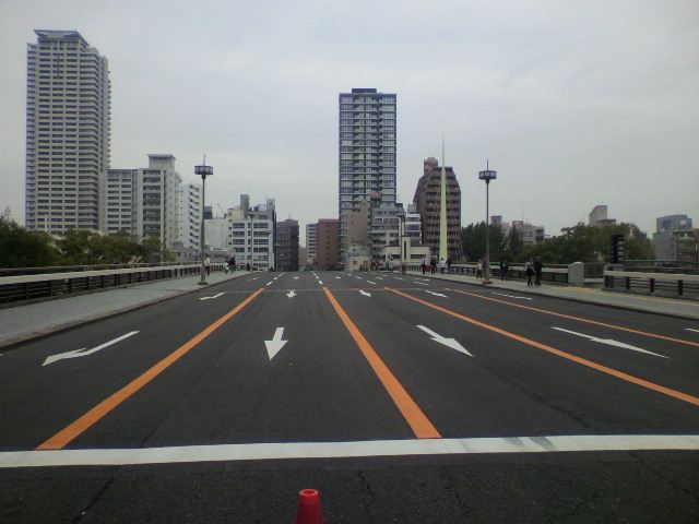 松屋町筋上でキタを向く