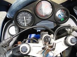 CBR250Fourのアイドリングは約1500rpm