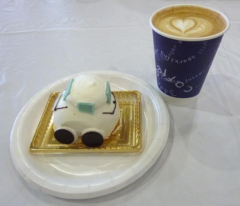「ブローニュの森」の「ホワイトカー」＆「Cafe de UN Daniels」のカフェラテアート