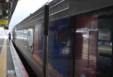 youtubeより。富士重工製鉄道車両。智頭急行HOT7000系気動車。特急「スーパーはくと」