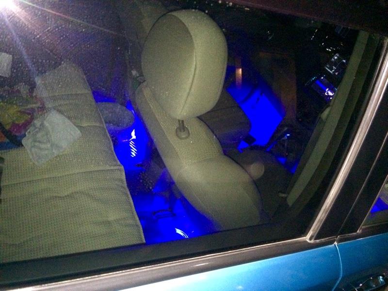 車内の足元に見えないようにledテープ配線しました ワタロンのブログ ワタロンのページ みんカラ