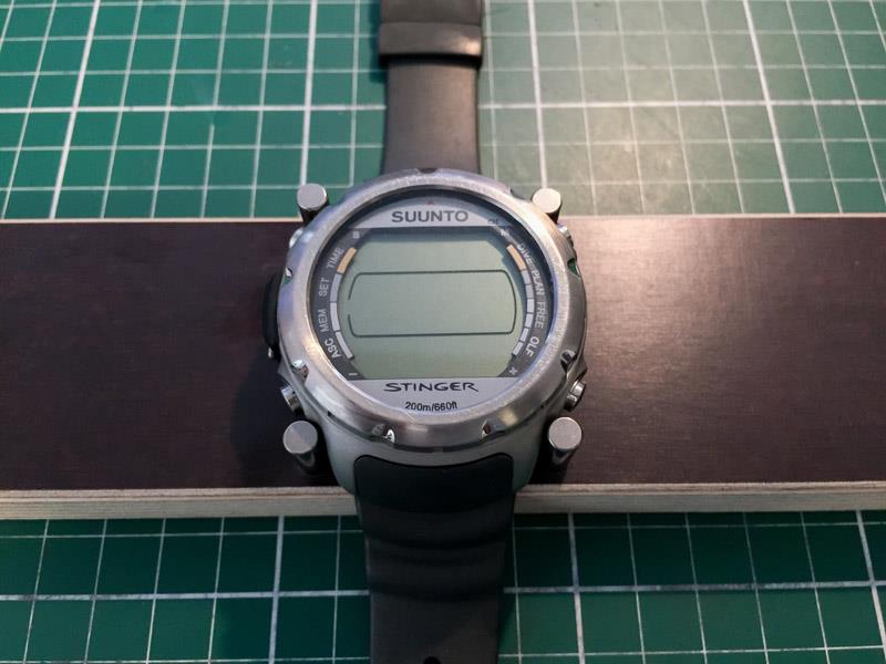 ダイコンSUUNTO STINGERのセルフ電池交換｜KGoのブログ｜CLS