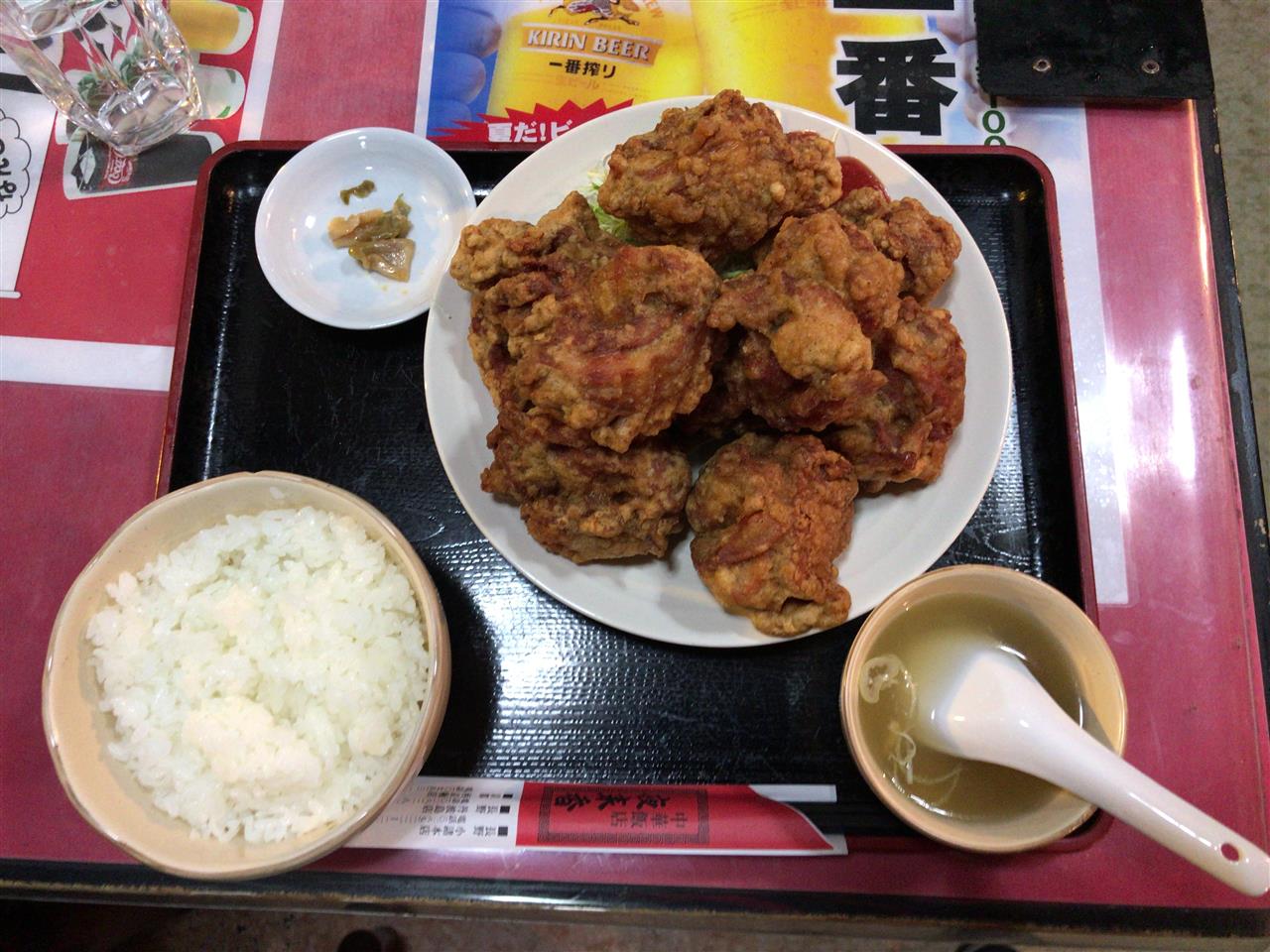 レギュラーメニューの鶏の唐揚げ定食 にんにく味 はデカ盛りだった 夜来香 湯太郎のブログ オヤジの食べ歩きブログと癒しの温泉 みんカラ