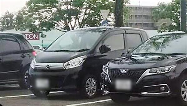 小林容疑者が運転していた乗用車(左)