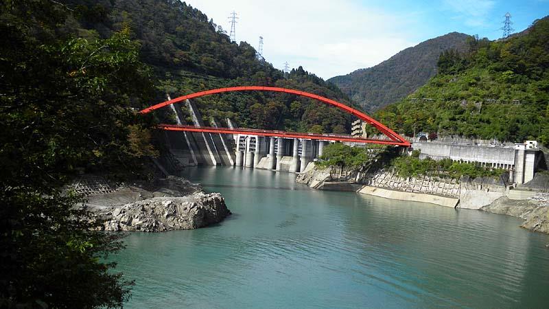 宇奈月ダム貯水側