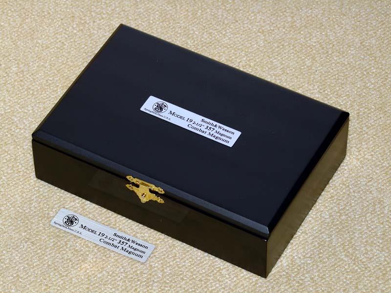 収納BOXとアルミ製モデル名プレート