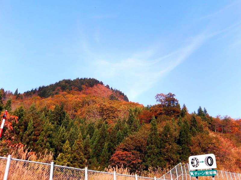 磐越道は周囲が全て紅葉する絶景の山岳高速道であります。