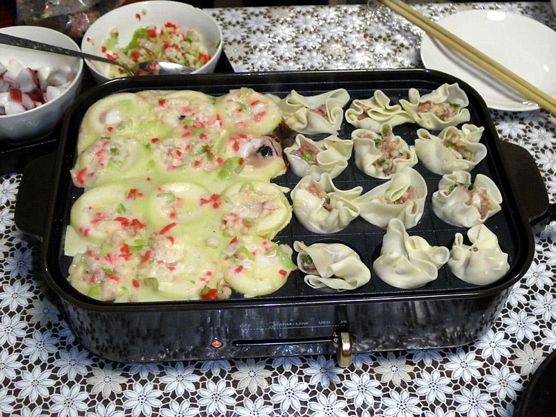 たこ焼と餃子のネタを半分づつ焼く