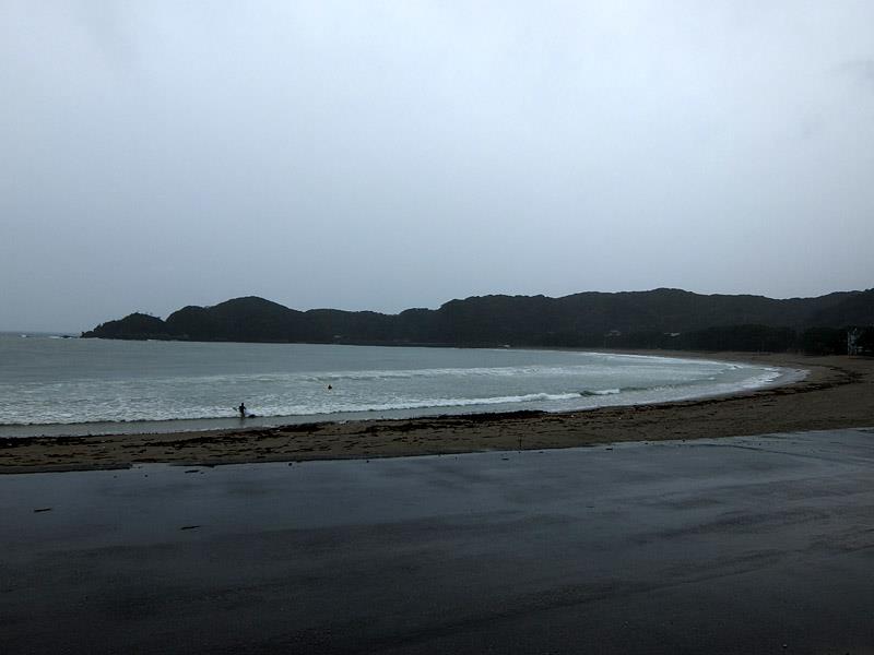 台風接近で荒波状態の弓ヶ浜のサーファー