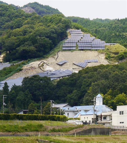 豪雨の影響でパネルが地面ごとずり落ちた太陽光発電所
