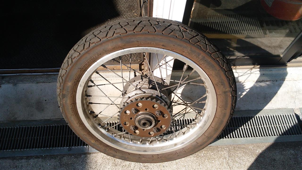 CD125T リアホイール交換｜車の天井を地面につけた男のブログ