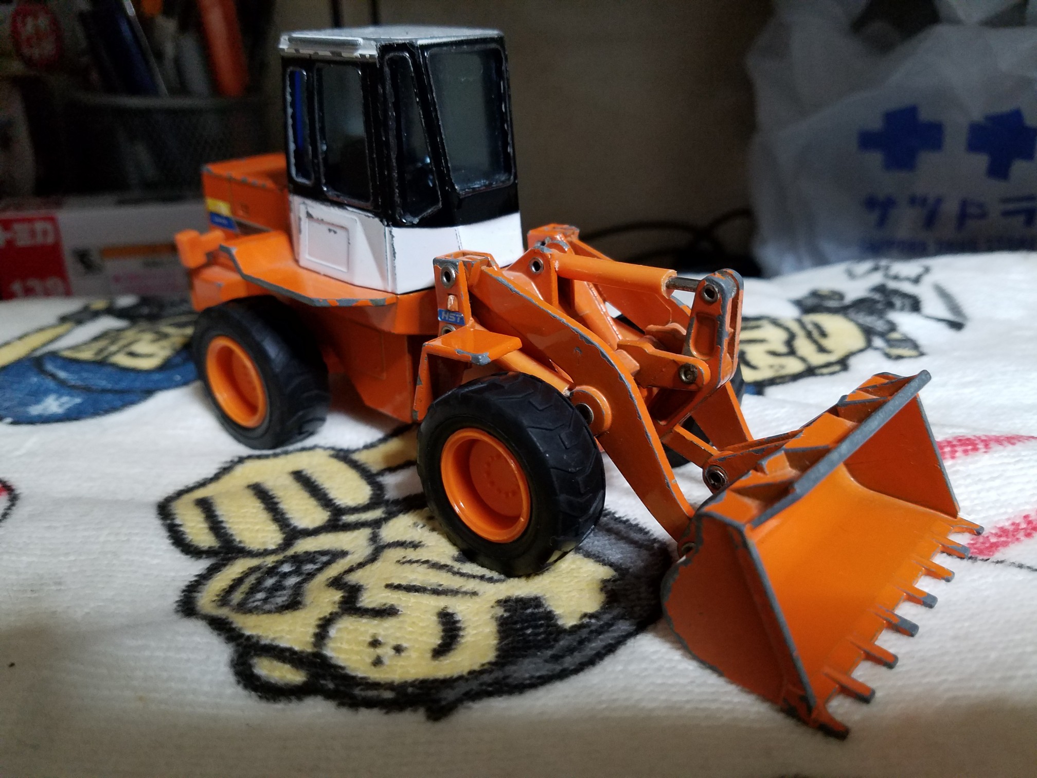 Hitachi LX70 Wheel Loader - Shinsei 1:40 Scale Diecast Model