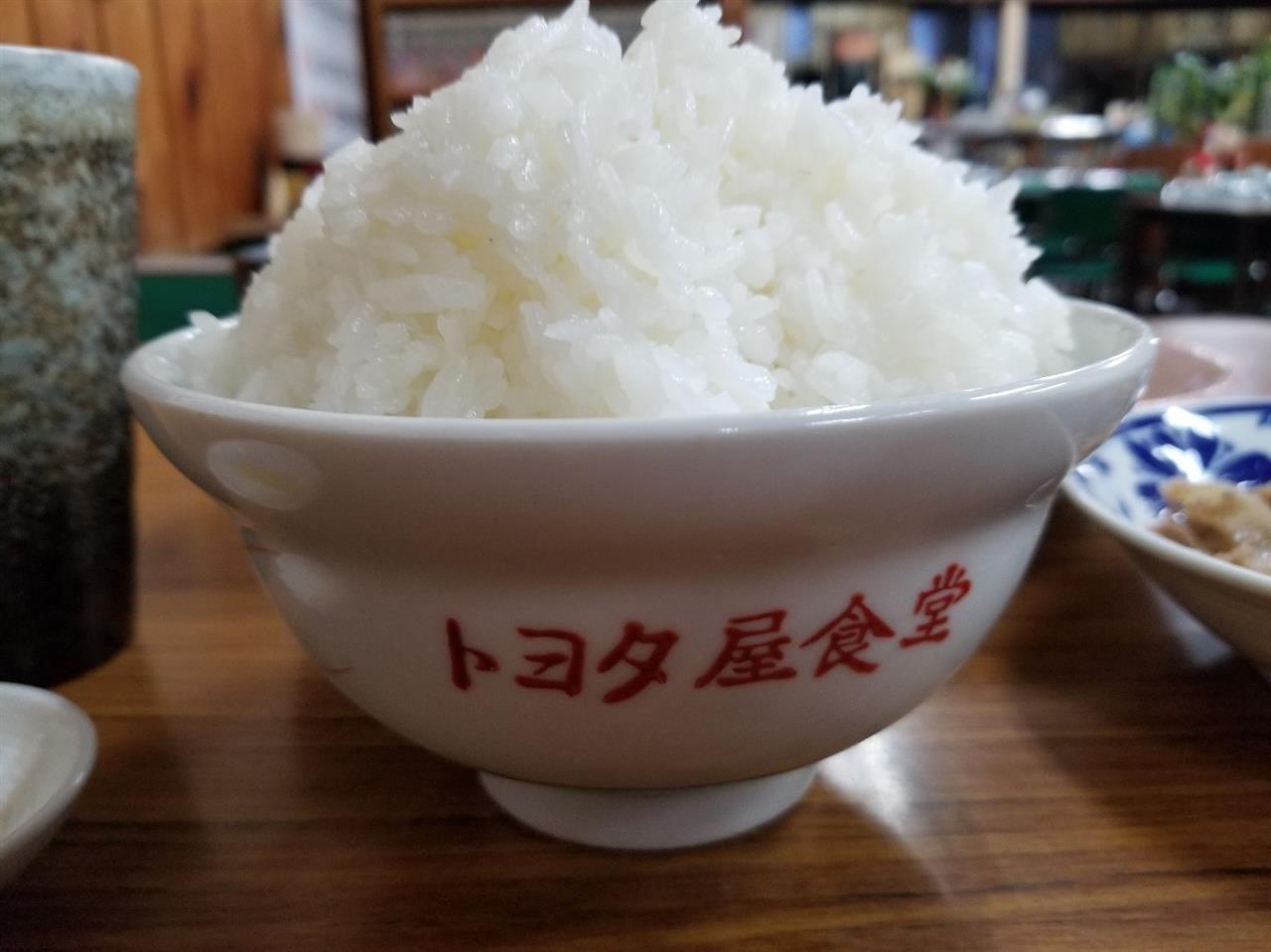 レトロなトヨタ屋食堂にて自作した牛丼と豚カツを愉しむ」アライグマの 