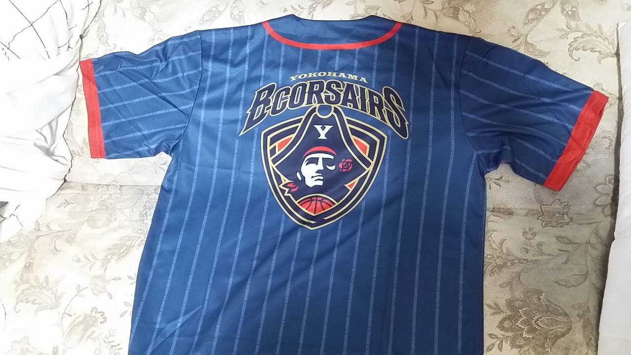 バスケチーム横浜ビー・コルセアーズのベースボールシャツを買い