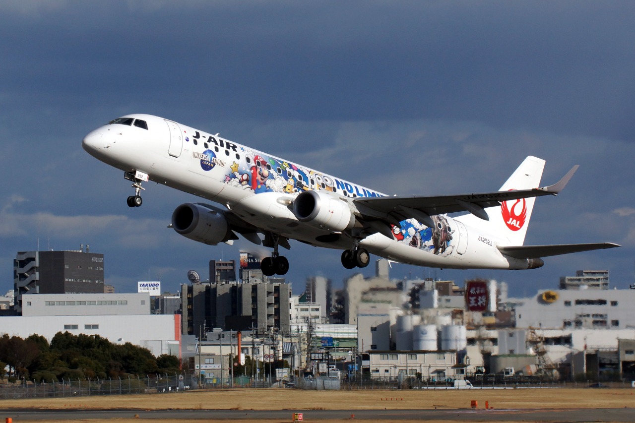 伊丹空港ライブカメラ 黄色いスター・ウォーズジェットが近い