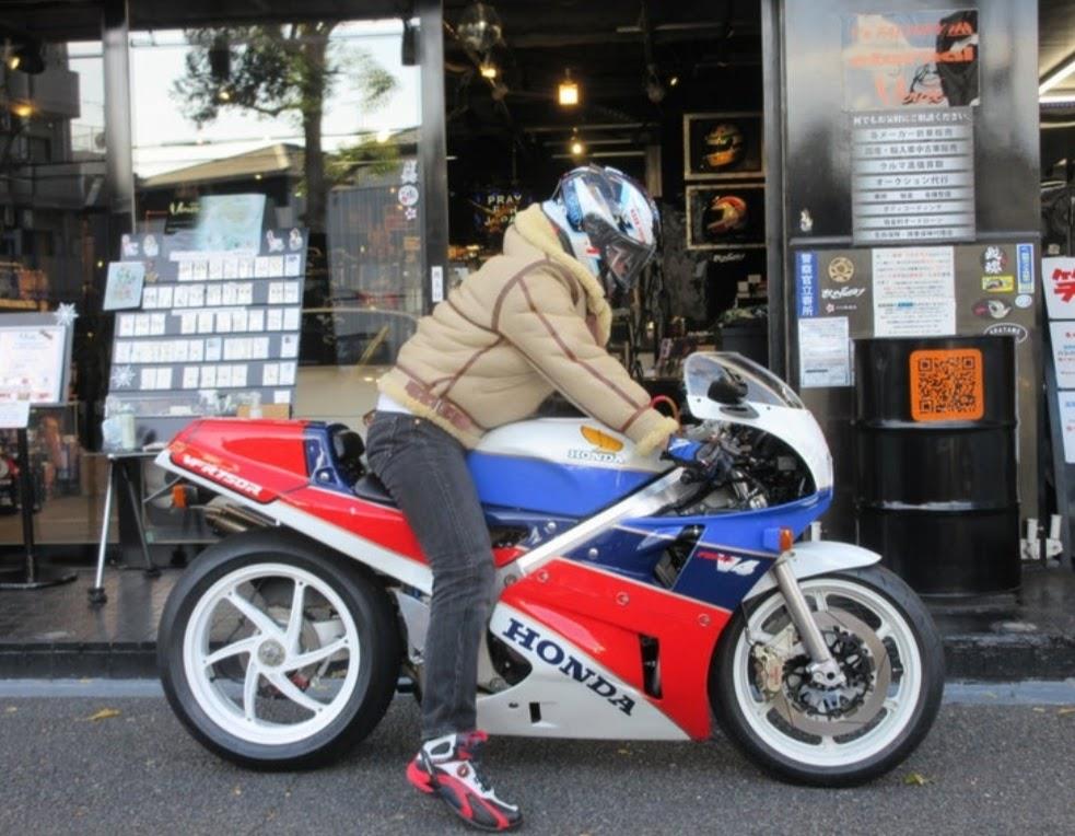RC30のタンクに傷をかまして震えた木曜日。｜朝霞の種馬rebornの