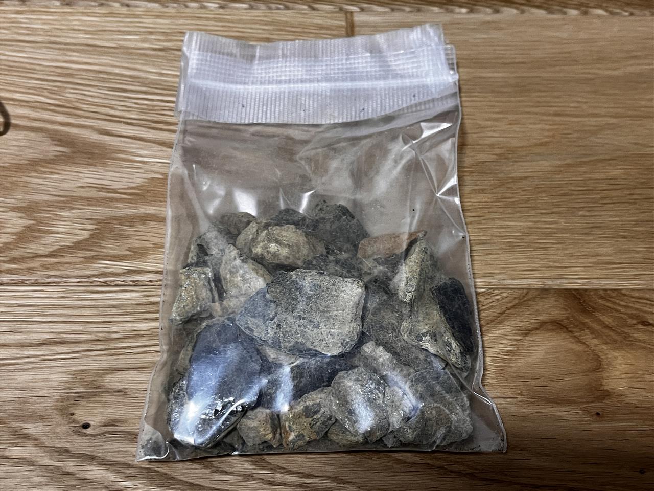 ラジウム鉱石 ユークセン石34g （自然鉱石の世界｜トムイグの